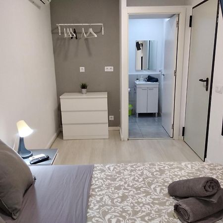Hostal Urban Basic L'Hospitalet de Llobregat Extérieur photo