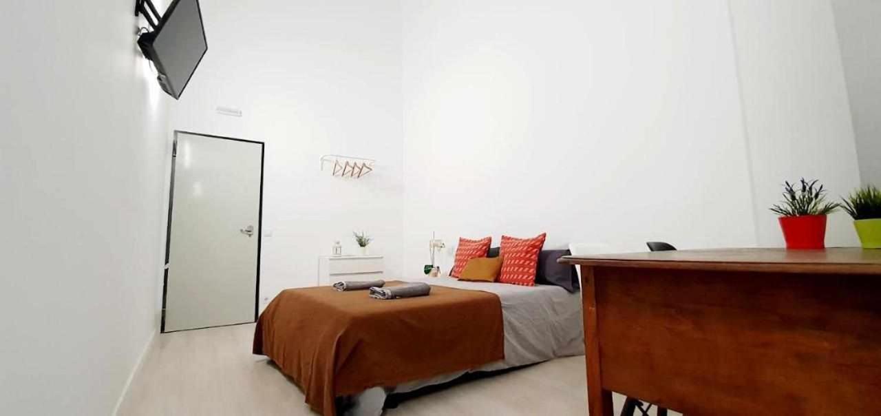 Hostal Urban Basic L'Hospitalet de Llobregat Extérieur photo
