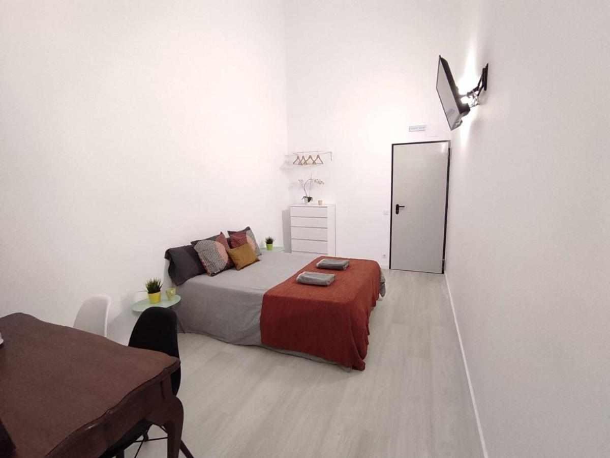 Hostal Urban Basic L'Hospitalet de Llobregat Extérieur photo