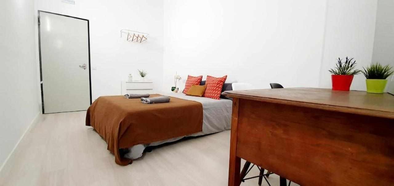 Hostal Urban Basic L'Hospitalet de Llobregat Extérieur photo