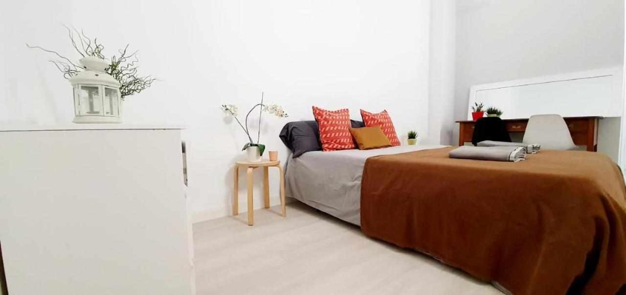 Hostal Urban Basic L'Hospitalet de Llobregat Extérieur photo