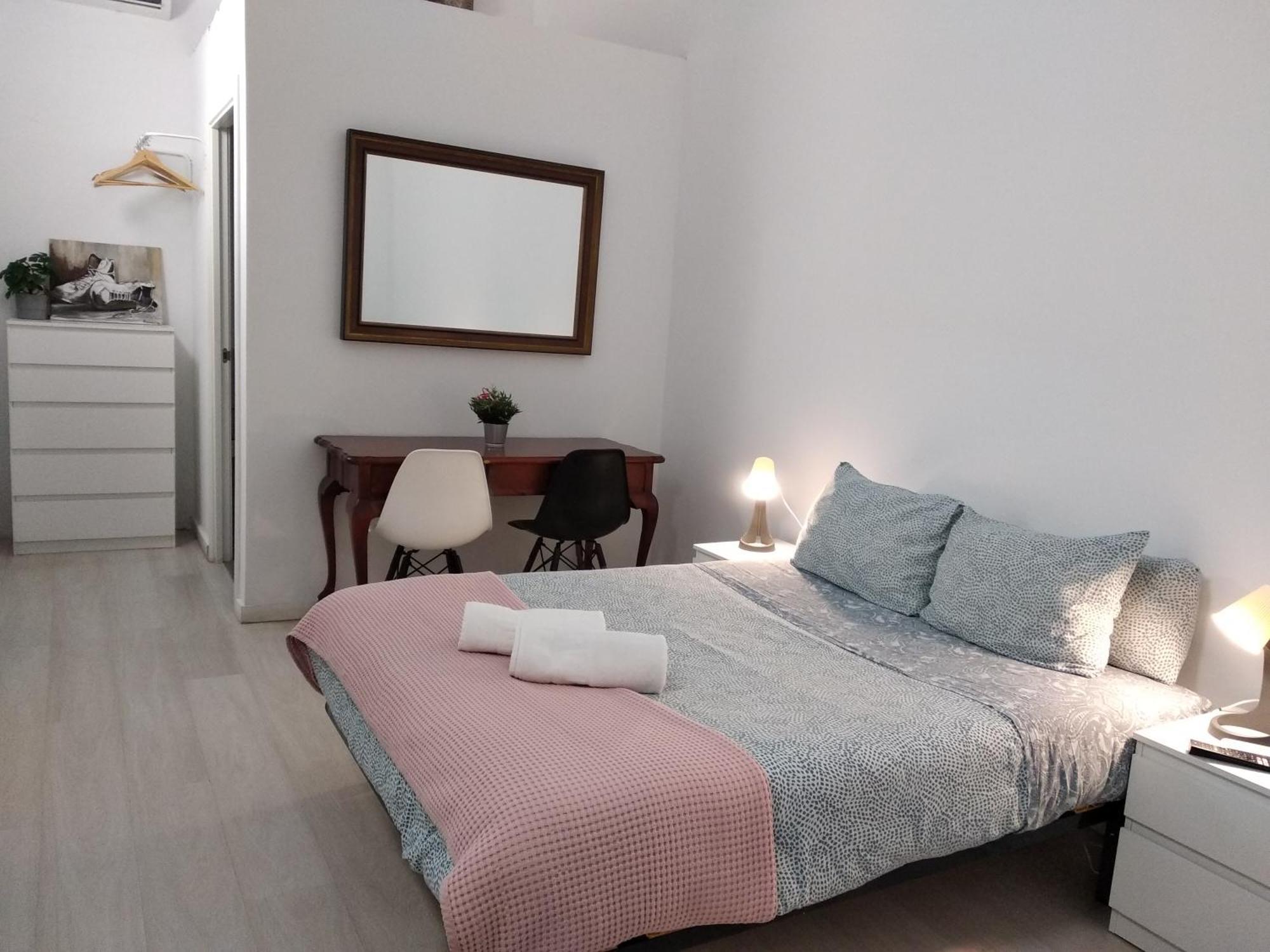 Hostal Urban Basic L'Hospitalet de Llobregat Extérieur photo